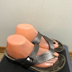 Mephisto Helen woman’s Metallic Silver leather toe loop sandals size 39/8.5US